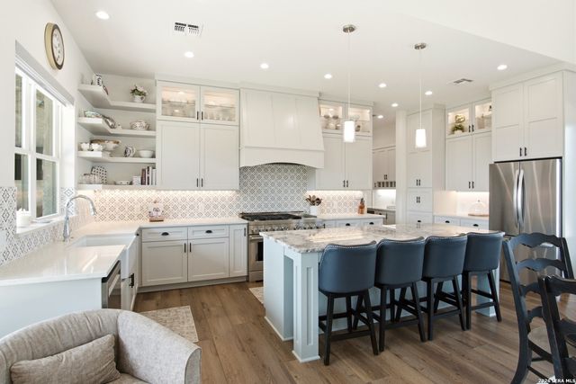 812 N PLEASANT VALLEY DR, Boerne, TX 78006