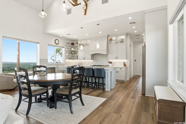812 N PLEASANT VALLEY DR, Boerne, TX 78006