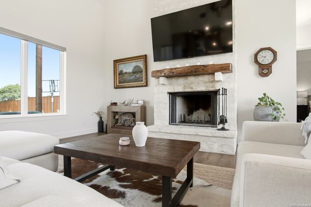 812 N PLEASANT VALLEY DR, Boerne, TX 78006