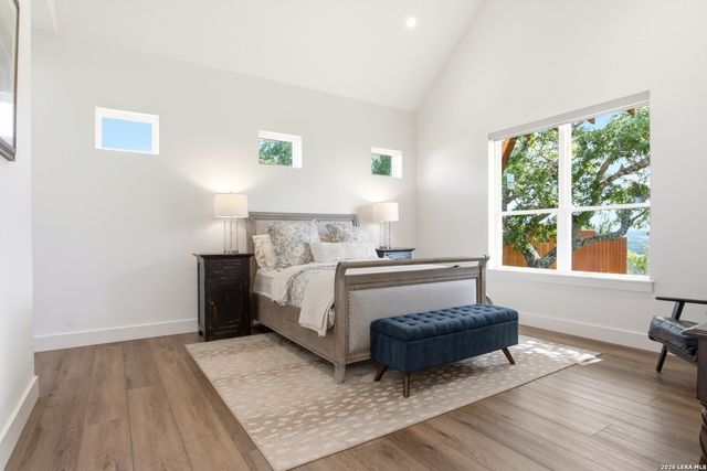 812 N PLEASANT VALLEY DR, Boerne, TX 78006