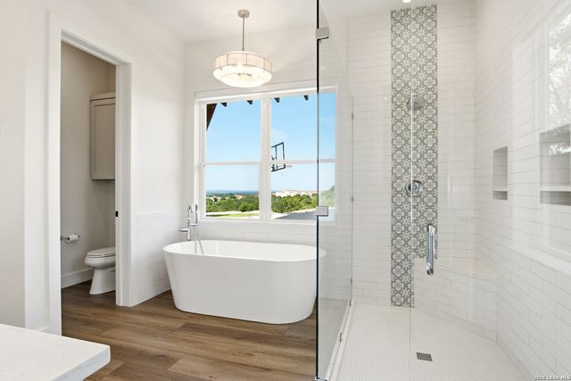 812 N PLEASANT VALLEY DR, Boerne, TX 78006