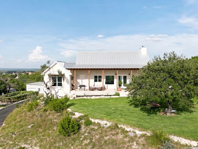812 N PLEASANT VALLEY DR, Boerne, TX 78006