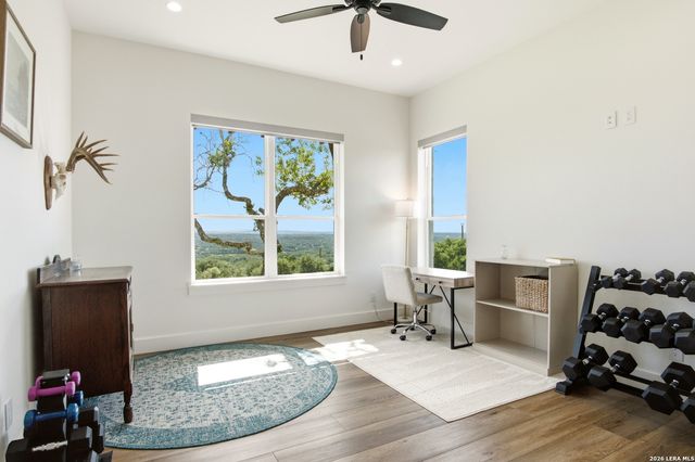 812 N PLEASANT VALLEY DR, Boerne, TX 78006