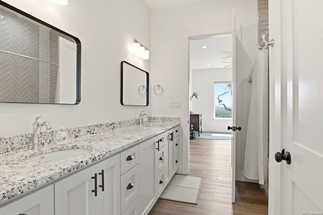 812 N PLEASANT VALLEY DR, Boerne, TX 78006