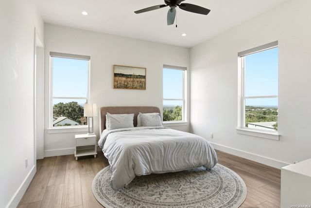 812 N PLEASANT VALLEY DR, Boerne, TX 78006