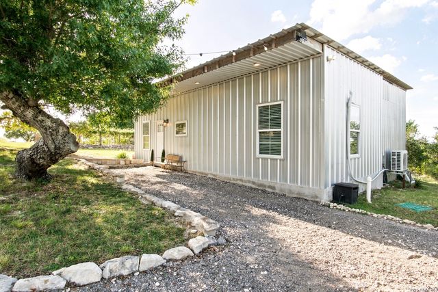 812 N PLEASANT VALLEY DR, Boerne, TX 78006