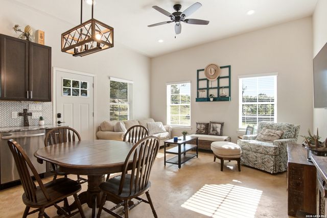 812 N PLEASANT VALLEY DR, Boerne, TX 78006