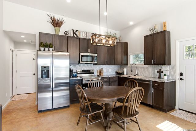 812 N PLEASANT VALLEY DR, Boerne, TX 78006