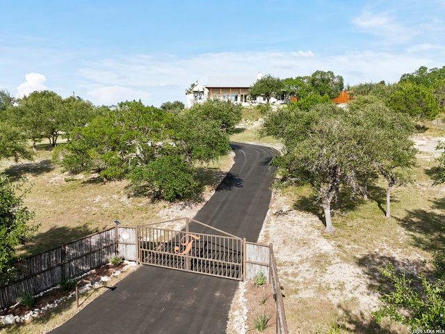 812 N PLEASANT VALLEY DR, Boerne, TX 78006