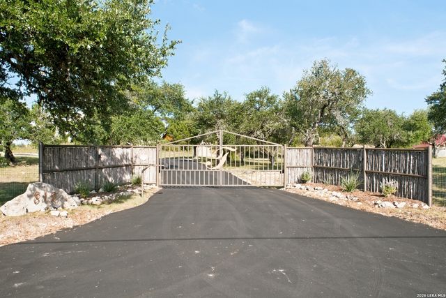 812 N PLEASANT VALLEY DR, Boerne, TX 78006