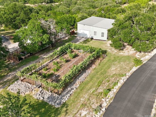 812 N PLEASANT VALLEY DR, Boerne, TX 78006