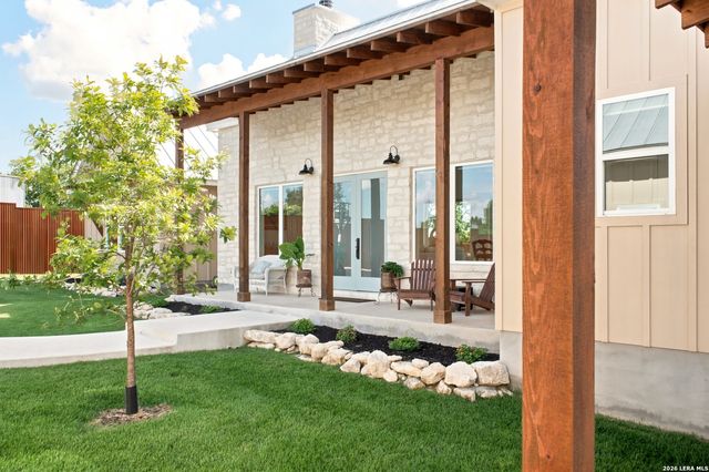 812 N PLEASANT VALLEY DR, Boerne, TX 78006