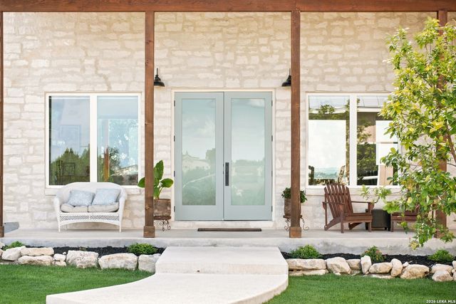 812 N PLEASANT VALLEY DR, Boerne, TX 78006