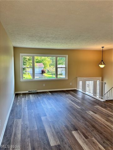 663 Meadowland Drive, Hubbard, OH 44425