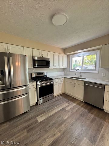 663 Meadowland Drive, Hubbard, OH 44425