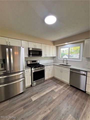 663 Meadowland Drive, Hubbard, OH 44425