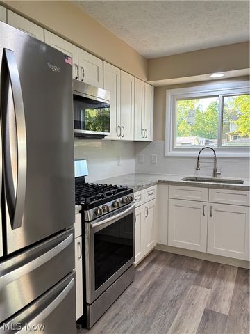 663 Meadowland Drive, Hubbard, OH 44425