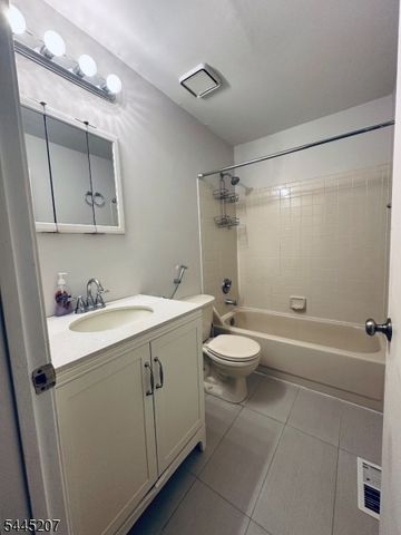231 Mcauliffe Ct, Franklin Twp., NJ 08873