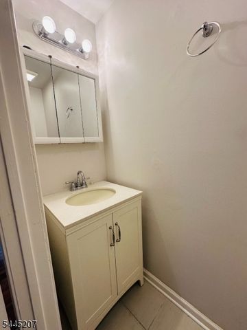 231 Mcauliffe Ct, Franklin Twp., NJ 08873