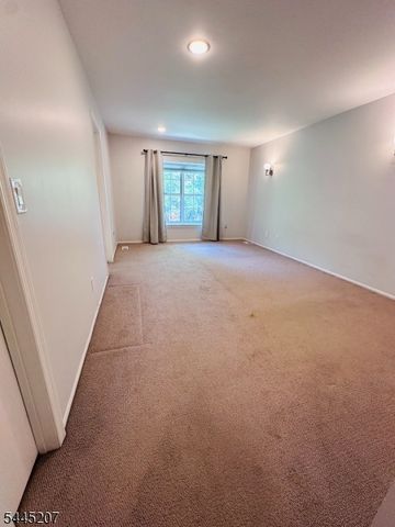 231 Mcauliffe Ct, Franklin Twp., NJ 08873