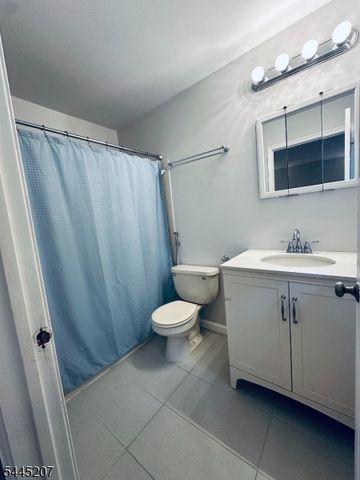 231 Mcauliffe Ct, Franklin Twp., NJ 08873