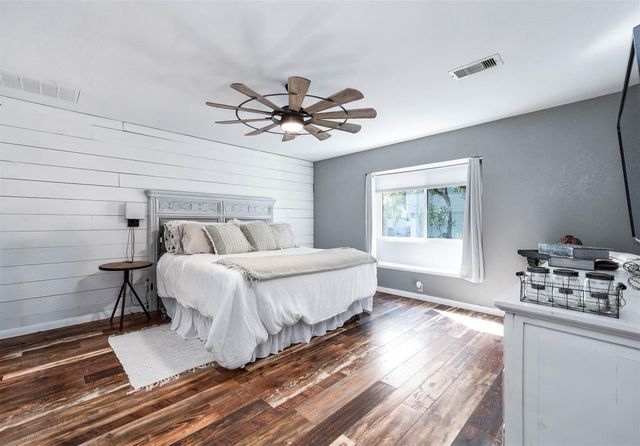 325 Ling Street, Bayou Vista, TX 77563