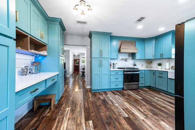 325 Ling Street, Bayou Vista, TX 77563