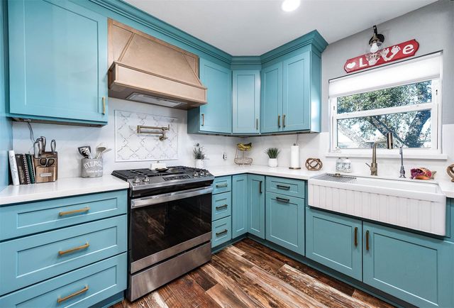 325 Ling Street, Bayou Vista, TX 77563