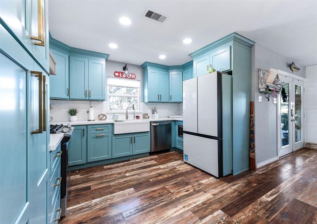 325 Ling Street, Bayou Vista, TX 77563