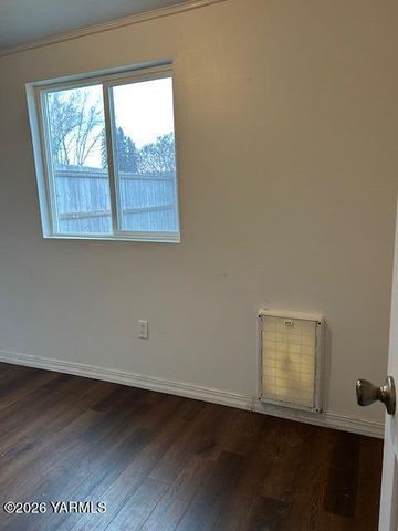 208 S 47TH Ave, Yakima, WA 98908