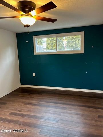 208 S 47TH Ave, Yakima, WA 98908