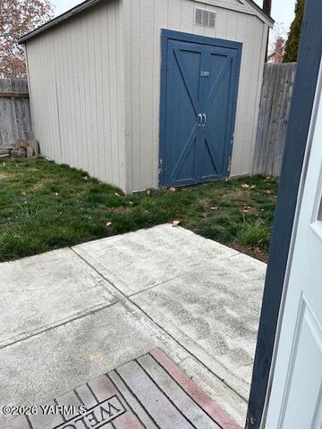 208 S 47TH Ave, Yakima, WA 98908