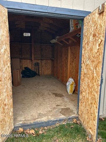 208 S 47TH Ave, Yakima, WA 98908