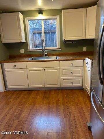 208 S 47TH Ave, Yakima, WA 98908