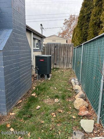 208 S 47TH Ave, Yakima, WA 98908