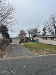 208 S 47TH Ave, Yakima, WA 98908