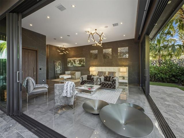 2213 NE 37TH Drive, Fort Lauderdale, FL 33308