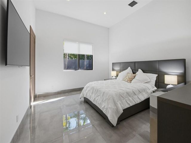 2213 NE 37TH Drive, Fort Lauderdale, FL 33308
