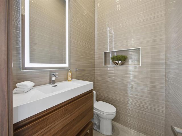 2213 NE 37TH Drive, Fort Lauderdale, FL 33308