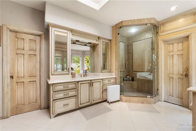 1016 E Griffin Parkway, Mission, TX 78572