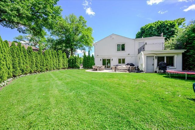 4 Poplar Court, Great Neck, NY 11024