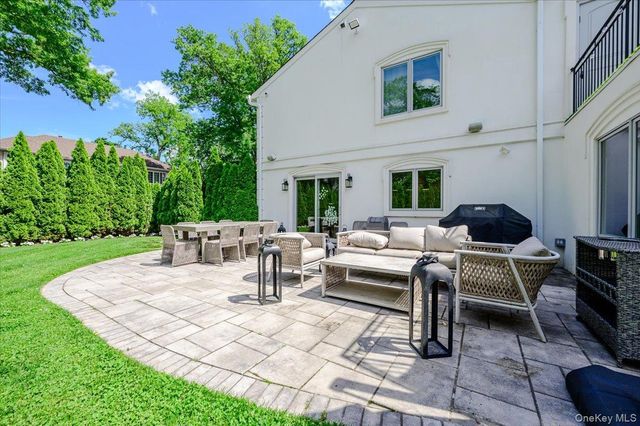 4 Poplar Court, Great Neck, NY 11024