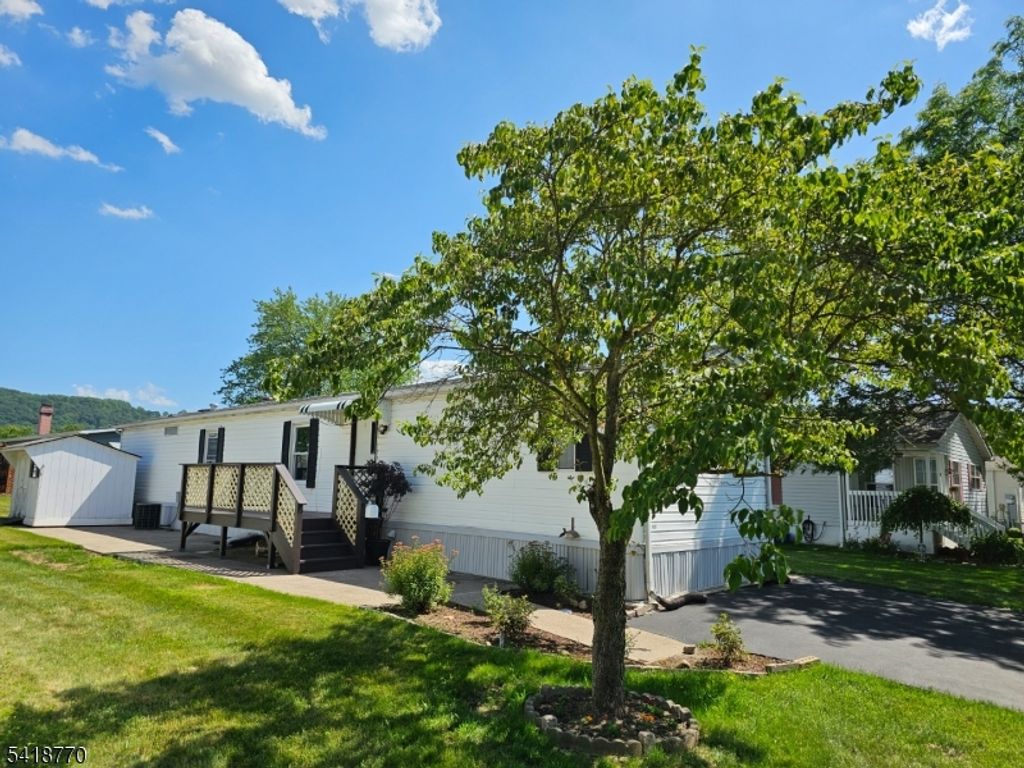 Image 1 of property listing at 10 Clover, White Twp., NJ 07823