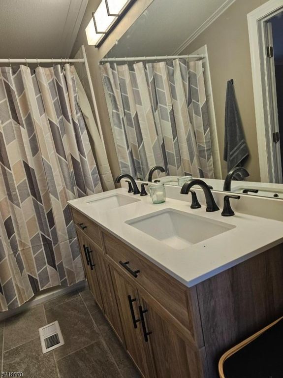 Image 11 of property listing at 10 Clover, White Twp., NJ 07823