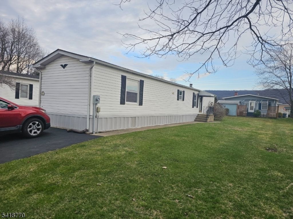 Image 4 of property listing at 10 Clover, White Twp., NJ 07823