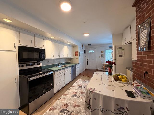 25 BALSAM RD, Levittown, PA 19057