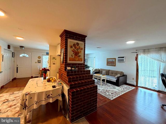 25 BALSAM RD, Levittown, PA 19057