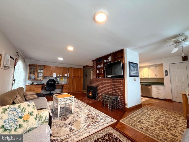 25 BALSAM RD, Levittown, PA 19057