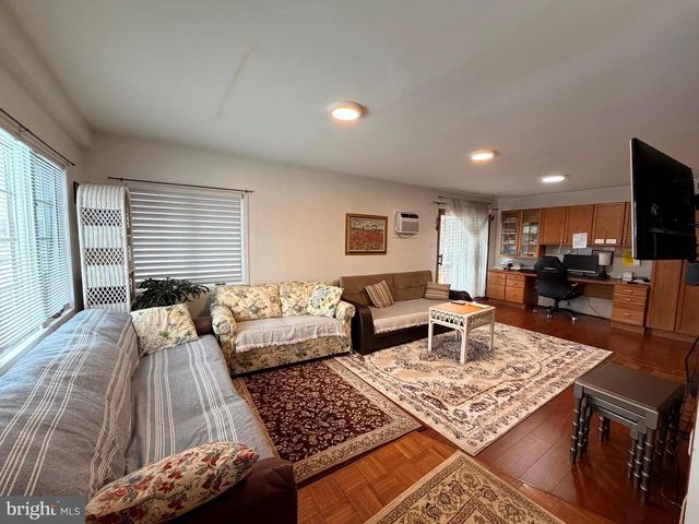 25 BALSAM RD, Levittown, PA 19057