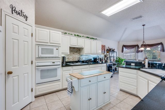 7928 Fox Chase Drive, Arlington, TX 76001